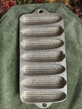 Vintage Cast Iron Corn Stick Pan - 7 Mold